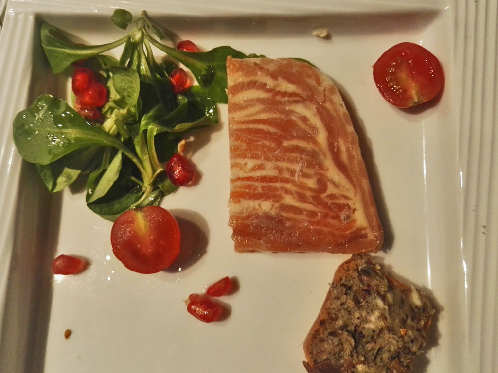 Ensalda de salmón y mantequilla de anchoa y<B>trufa</B>
